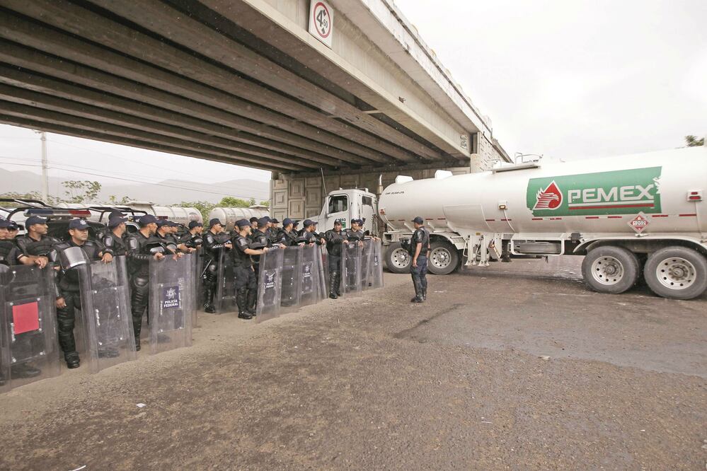Un fuerte despliegue de militares y policías federales se observó ayer a las afueras de la planta abastecedora de Pemex en Tlacolula, Oaxaca (ALEJANDRO ACOSTA / EL UNIVERSAL)