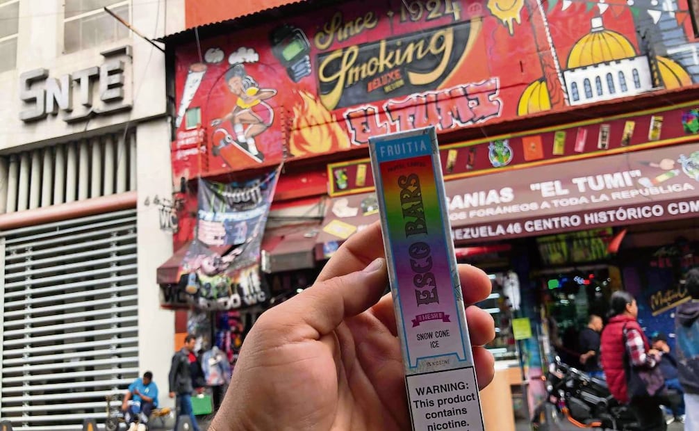 En algunas calles del Centro Histórico de la Ciudad de México, a unos pasos del Palacio Nacional, se exhiben abiertamente los dispositivos electrónicos de nicotina, sin restricción alguna. Foto: Germán Espinosa y Diego Simón Sánchez / EL UNIVERSAL