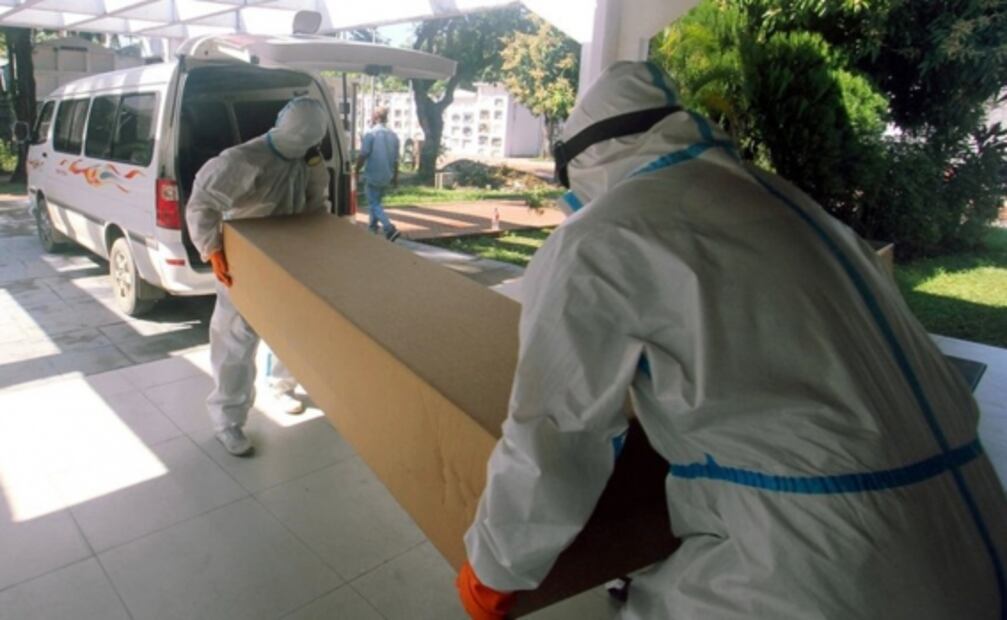 Por altos costos en entierros, ciudad en Bolivia ofrece ataúdes de cartón para muertos por Covid-19