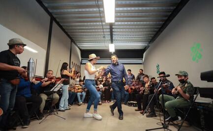 Martí Batres se echa una bailadita durante recorrido por PILARES en Coyoacán