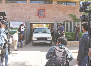 Se quitó el uniforme y se vistió para matar en el Colegio Cervantes