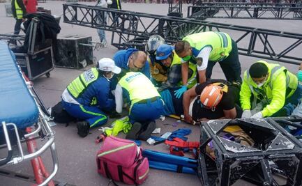 Caen 2 hombres de estructura metálica en la plancha del Zócalo 