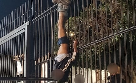 Sujeto queda colgado boca abajo al intentar entrar a un templo en León, Guanajuato; parroquia publica la imagen en sus redes sociales