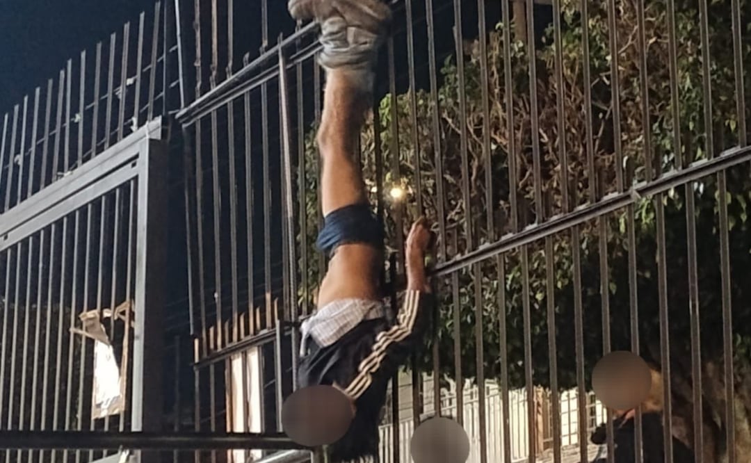 Un joven quedó colgado con la cabeza hacia abajo en el barandal de la Parroquia de San Martín de Porres, cuando presuntamente pretendía ingresar al templo a robar objetos sagrados. | Foto: Especial.