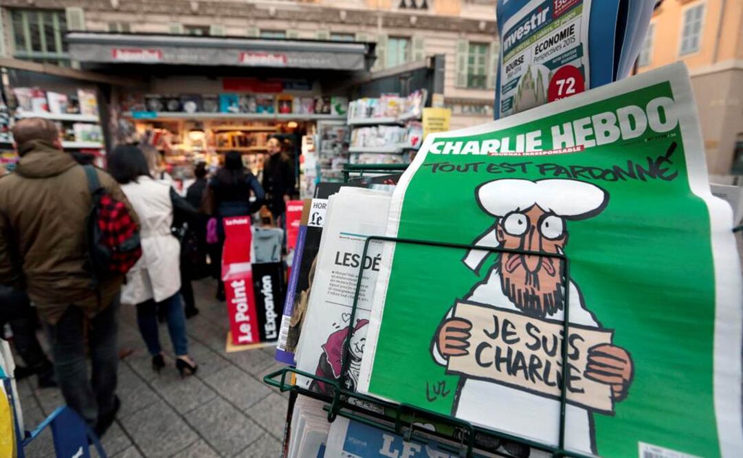 "Charlie Hebdo" volvió a los kioscos tras el atentado de enero con el profeta en su portada y la leyenda "Todo está perdonado". FOTO: Reuters