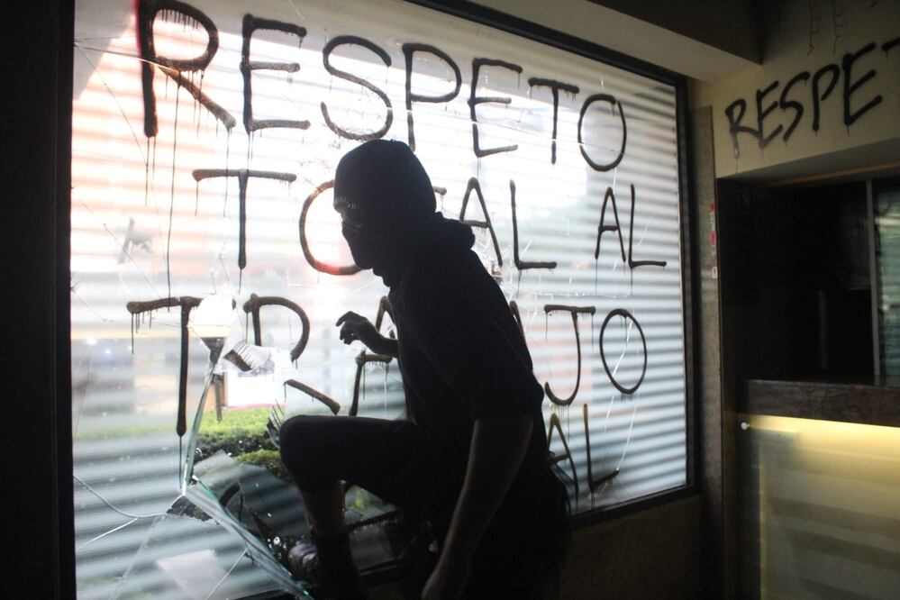Activistas trans y trabajadoras sexuales trans realizan una protesta en el Hotel Encanto, en calzada de Tlalpan. (Foto: Francisco Rodríguez)