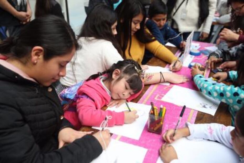 Niños regresan al correo tradicional para enviar su carta a los Reyes Magos