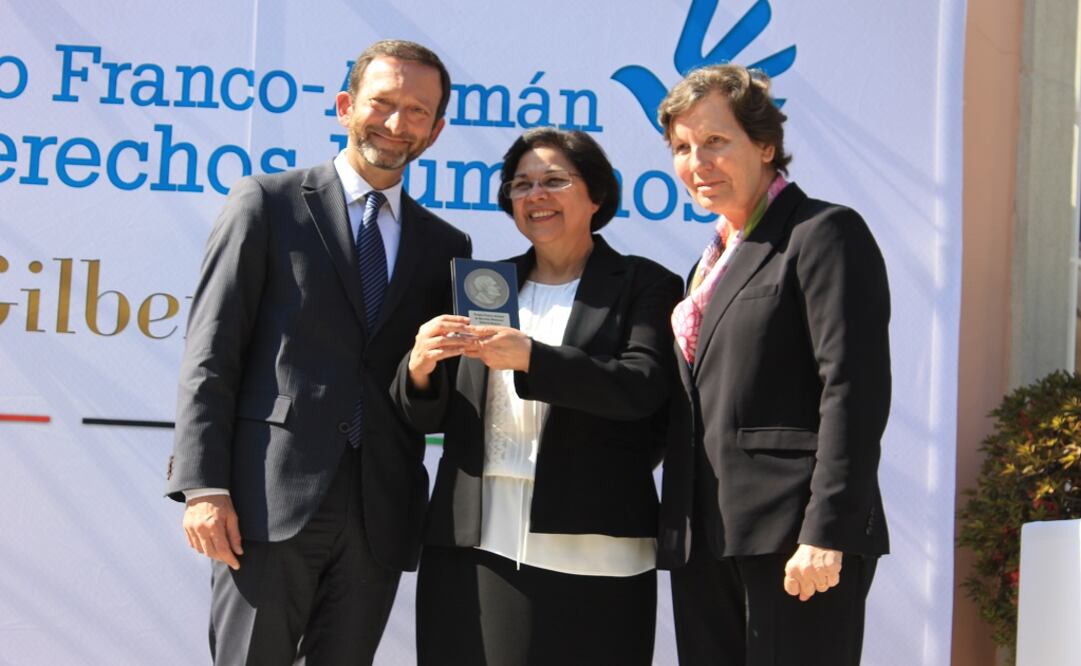 In February 2015 Sister Morales received the Gilberto Bosques award from the embassies of Germany and France in Mexico. (Photo: CADHAC) 