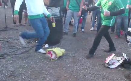 Tricolores patean "piñata" de Donald Trump