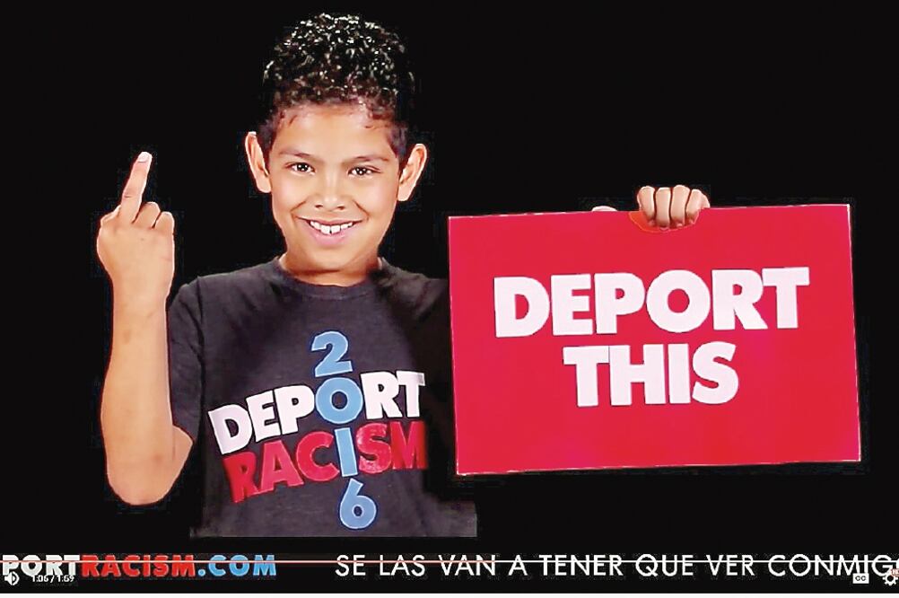 Una imagen tomada del video que el grupo Deport Racism subió a YouTube, y que ya fue vista por más de 160 mil personas (ESPECIAL)