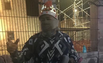 Carlos vive en la calle y esta Navidad su regalo será tamales y atole para cenar