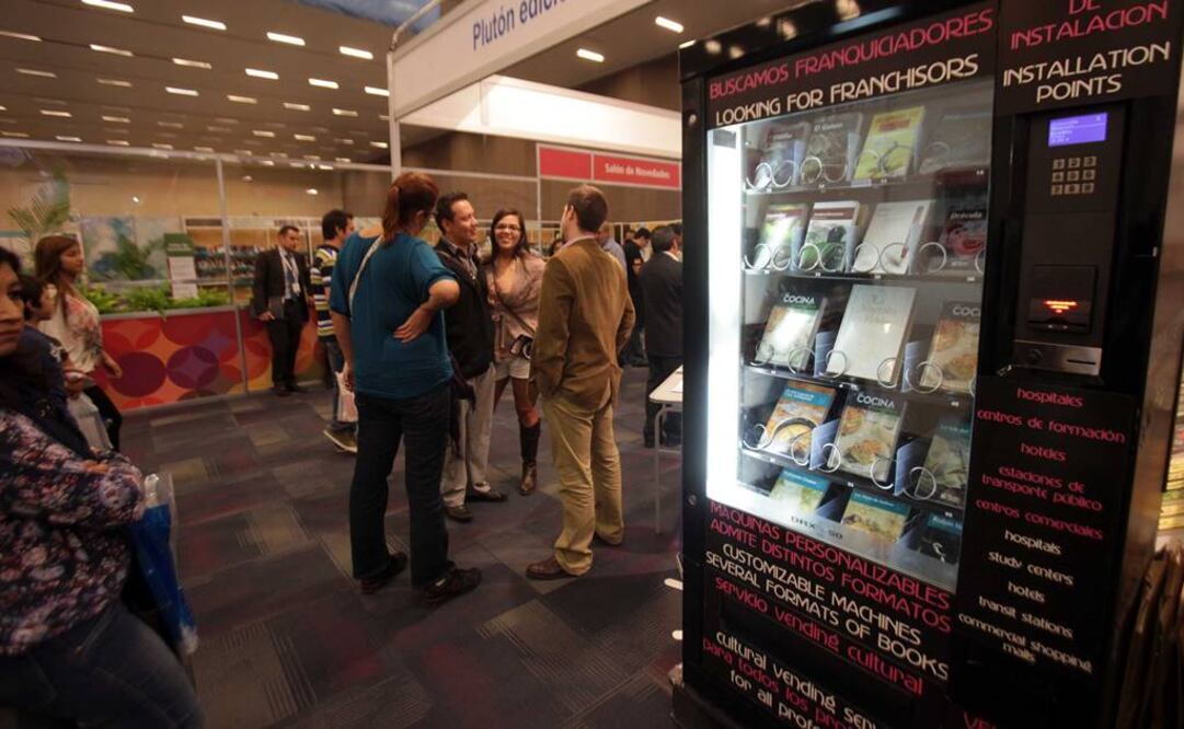 Las máquinas expendedoras de libros son cada vez más frecuentes. En la foto, una de ellas en la FIL Guadalajara. FOTO: Juan Boites/EL UNIVERSAL.
