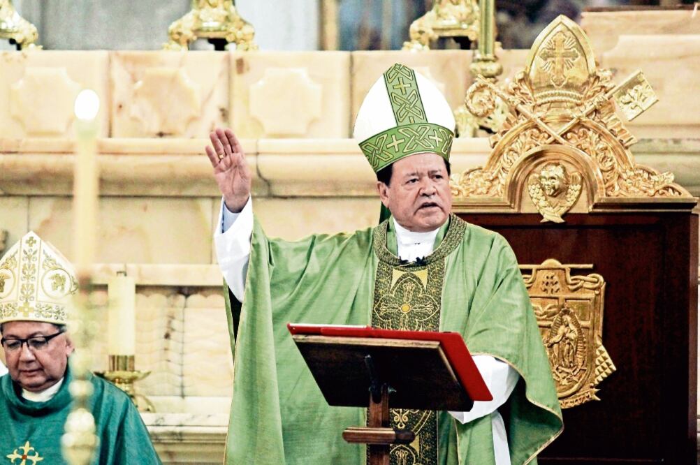 En las oraciones de la homilía de ayer, Norberto Rivera rezó por el pueblo de Venezuela para que encuentre el camino de la reconciliación y democracia “eliminando las divisiones ideológicas que los separan en estos momentos” (CUARTOSCURO)