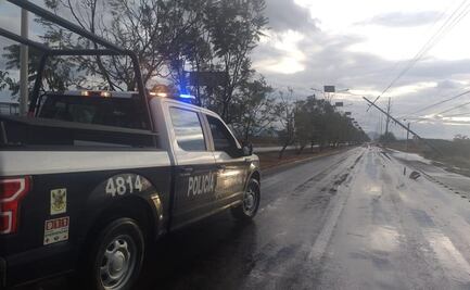 Viento deja vehículos dañados y caída de postes en Querétaro