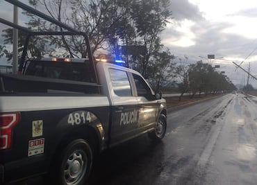Viento deja vehículos dañados y caída de postes en Querétaro