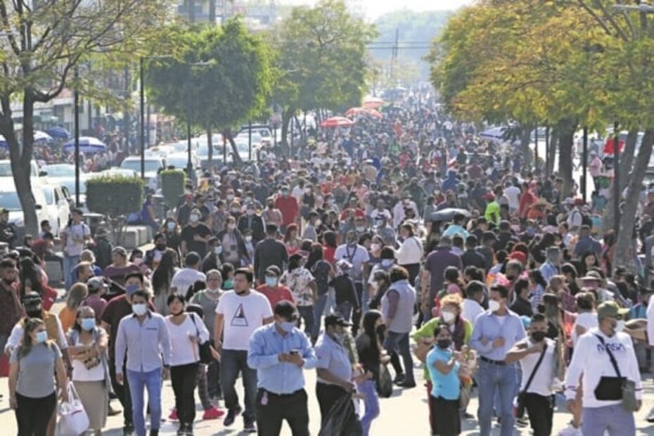 Pese a contaminación, llenan calles en CDMX