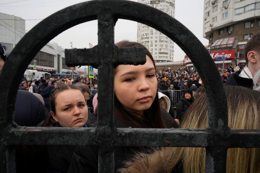 En Moscú, rusos esperan afuera de la iglesia donde fue velado el líder opositor Alexei Navalny. Foto: AP