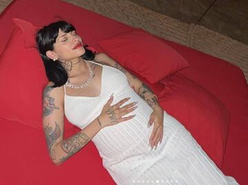 Cazzu sorprende con el tierno detalle maternal que carga en su bolsa