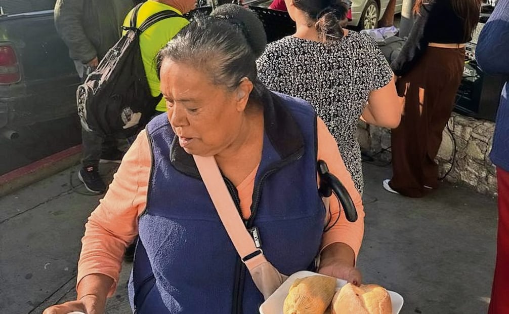 Prácticamente todos los días llegan personas para repartir alimentos. Foto: Dinorath Mota