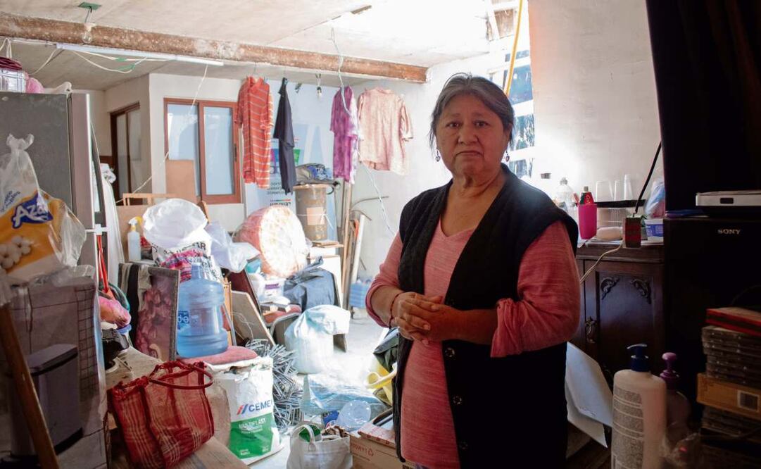 María del Rocío González cuenta que el techo de su vivienda se cayó por completo, y desde hace un año nueve meses levanta su hogar desde los cimientos. Foto: Fernanda Zamora / EL UNIVERSAL