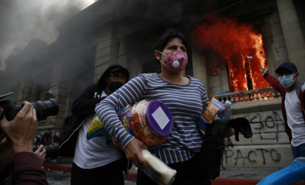 Cientos de manifestantes toman el Congreso de Guatemala y le prenden fuego