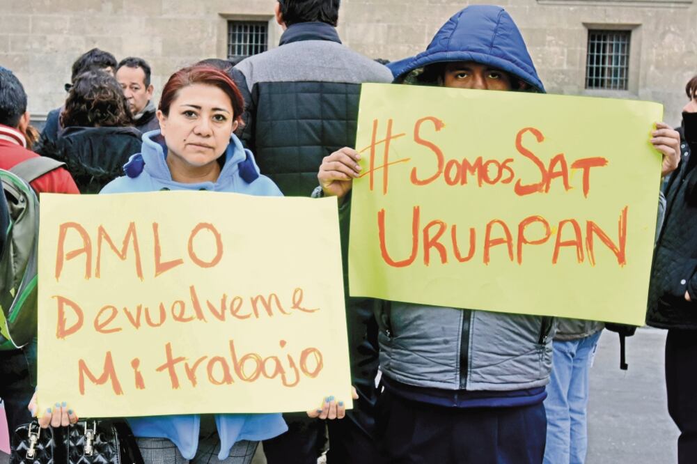 Funcionarios del Servicio de Administración Tributaria protestaron el pasado enero frente a Palacio Nacional por sus despidos. En total mil 761 funcionarios han dejado de laborar en la institución. Foto/ARCHIVO EL UNIVERSAL