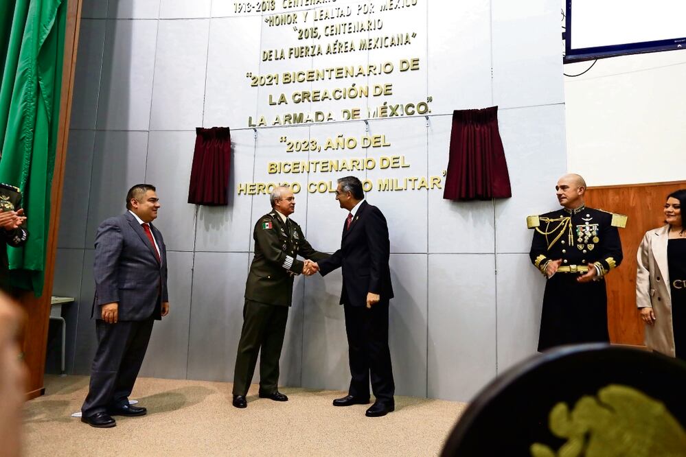 Acompañado por Juan Ernesto Estrada, subdirector del Colegio Militar, Américo Villarreal subrayó la formación ejemplar que ahí se imparte. Foto: Especial