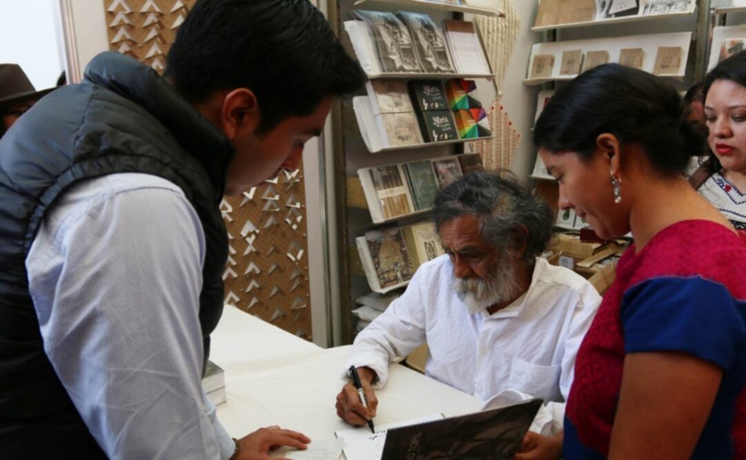El pintor firmó decenas de ejemplares y otros libros, tanto a niños como adultos que acudieron a la feria en su último día (Mario Arturo Martínez)