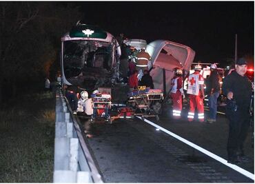 Choque entre tráiler y autobús en carretera de Tamaulipas deja 15 personas lesionadas; una mujer muere