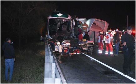 Choque entre tráiler y autobús en carretera de Tamaulipas deja 15 personas lesionadas; una mujer muere