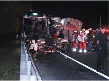 Choque entre tráiler y autobús en carretera de Tamaulipas deja 15 personas lesionadas; una mujer muere