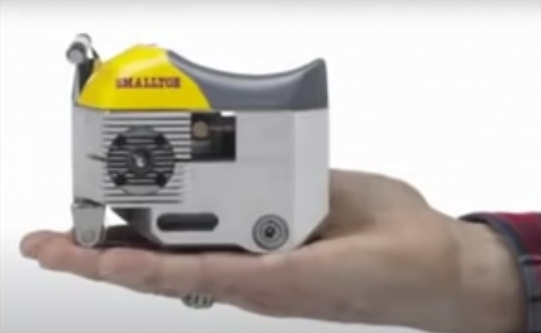 La moto más pequeña del mundo ha recibido el reconocimiento por parte de Guinness World Record. Imagen: YouTube Tom Wiberg