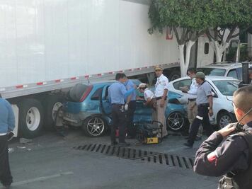 Trailer choca contra 10 vehículos en León; hay seis heridos