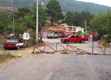 “Habrá paso hasta que regresen desplazados”: triquis en segundo día de bloqueos en Oaxaca