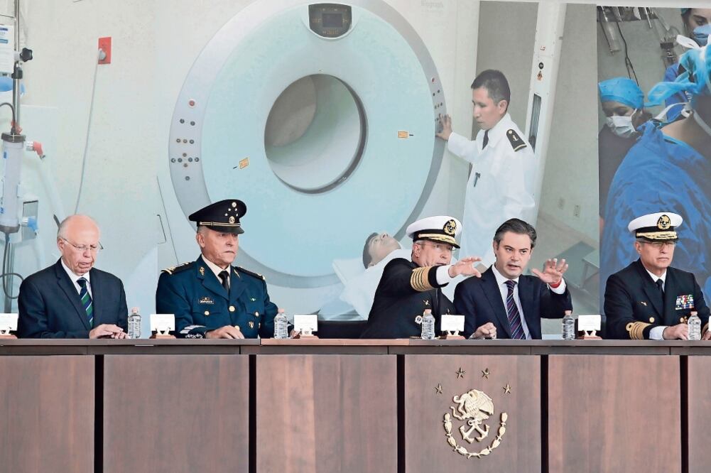 Los secretarios de Salud, José Narro; de la Defensa Nacional, Salvador Cienfuegos; de Marina, Francisco Soberón, y de Educación Pública, Aurelio Nuño, encabezaron la ceremonia de graduación de 39 médicos navales (SEMAR)