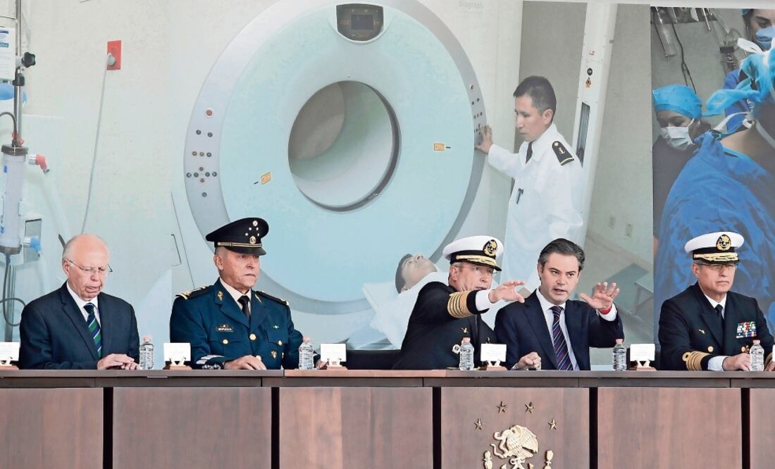 Los secretarios de Salud, José Narro; de la Defensa Nacional, Salvador Cienfuegos; de Marina, Francisco Soberón, y de Educación Pública, Aurelio Nuño, encabezaron la ceremonia de graduación de 39 médicos navales (SEMAR)