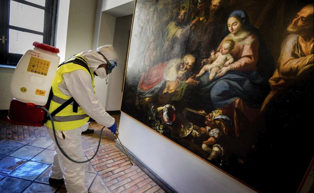 Empleado sanitiza museo en Nápoles, Italia. Foto: Alessandro Pone/LaPresse via AP, archivo