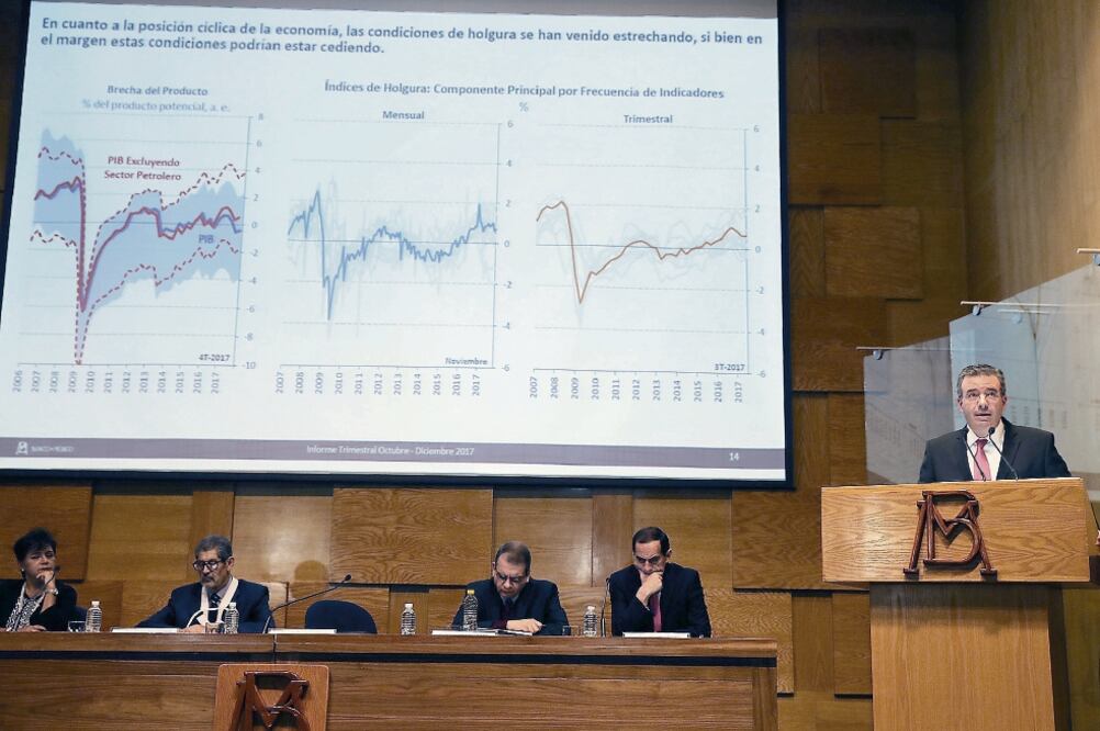 La nueva Junta de Gobierno del Banxico, integrada por los subgobernadores Irene Espinosa Cantellano, Roberto del Cueto Legaspi, Manuel Ramos Francia, Javier Eduardo Guzmán Calafell, y el gobernador Alejandro Díaz, ayer en conferencia. (JUAN CARLOS REYES.)