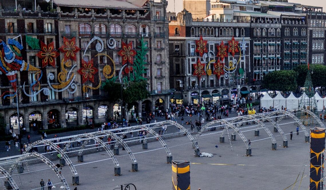 A partir del 17 de diciembre la plancha del Zócalo de la Ciudad de México se convertirá en punto de reunión y diversión para las y los capitalinos con la tradicional verbena navideña. Foto: Yaretzy M. Osnaya/EL UNIVERSAL