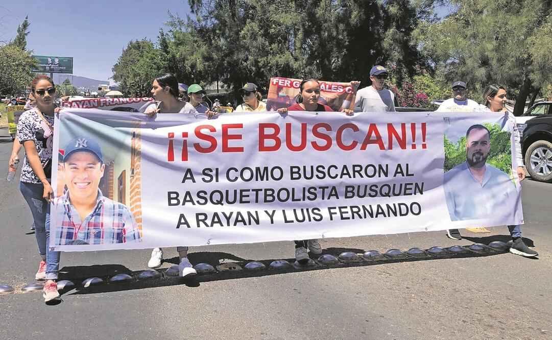 Familiares de Rayan Franco Cárdenas, empresario aguacatero, y Luis González Cárdenas, trabajador de la CFE, piden que se les localice. Foto: Carlos Arrieta/ EL UNIVERSAL