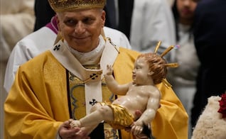 Papa León XIV celebra su primera misa de Navidad en el Vaticano; critica economía distorsionada que "trata al hombre como mercancía"