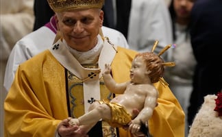 Papa León XIV celebra su primera misa de Navidad en el Vaticano; critica economía distorsionada que "trata al hombre como mercancía"