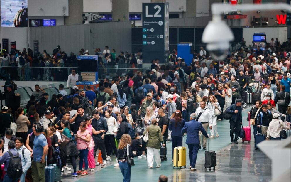 Miles de pasajeros se encuentran varados en el AICM en espera que las aerolíneas les reprograman sus vuelos, después de que el domingo se registró una intensa tormenta en la Ciudad de México, el 11 de agosto de 2025. Foto: Diego Simón Sánchez/EL UNIVERSAL