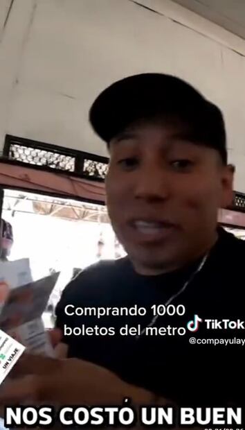 Compra mil boletos del Metro CDMX para regalar, se hace viral en TikTok