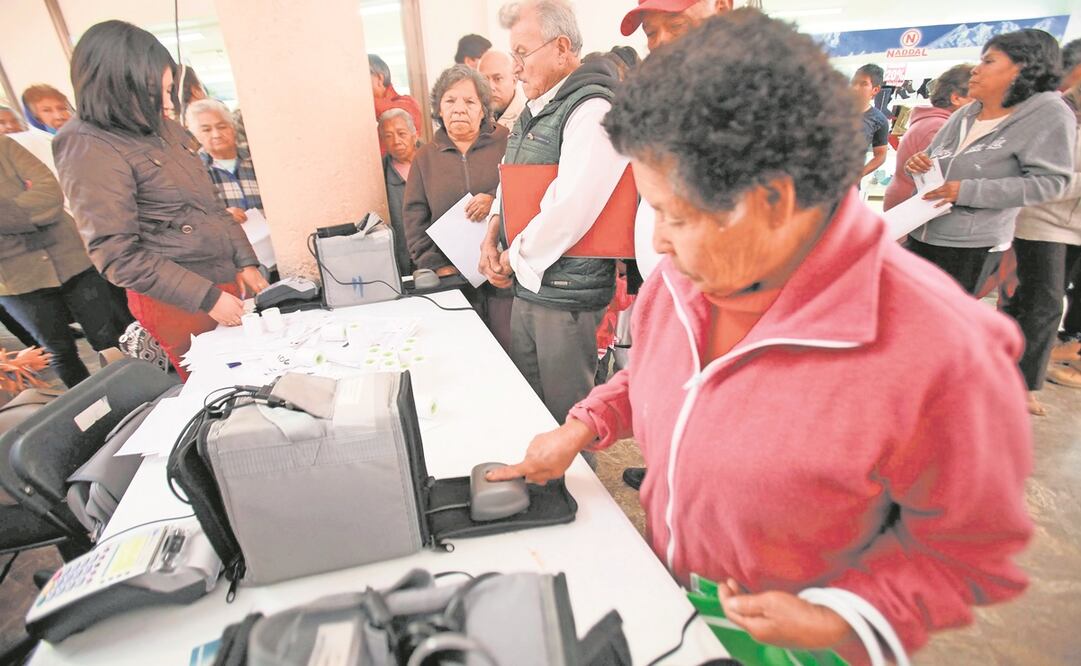  Cerca de 25 mil trabajadores de la dependencia serán desplegados para la entrega en efectivo de las pensiones para adultos mayores / Archivo. EL UNIVERSAL