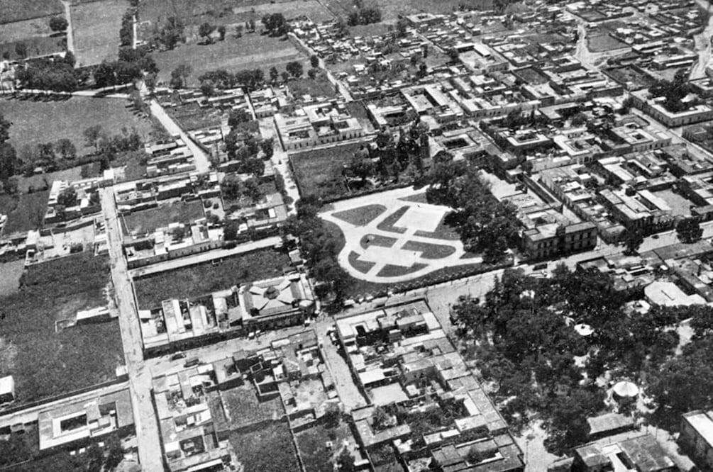 Una toma aérea del pueblo de Azcapotzalco y sus alrededores en el año de 1929. Entre otros muchos detalles, llama la atención el singular trazo en el atrio de la iglesia de los apóstoles Felipe y Santiago; a la derecha de aprecia el antiguo palacio municipal, que hoy es sede de la Casa de Cultura de la delegación, y más abajo, el Jardín Hidalgo. Imagen: Atlas General del Distrito Federal