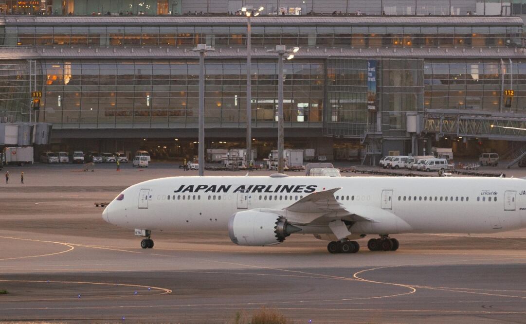 Japan Airlines (JAL) sufrió un ciberataque el jueves que causó retrasos en 24 vuelos nacionales y suspendió temporalmente la venta de boletos, afectando a pasajeros en plena temporada navideña. (26/12/24) Foto: X JAPAN AIRLINES (@JAL_Official_jp)