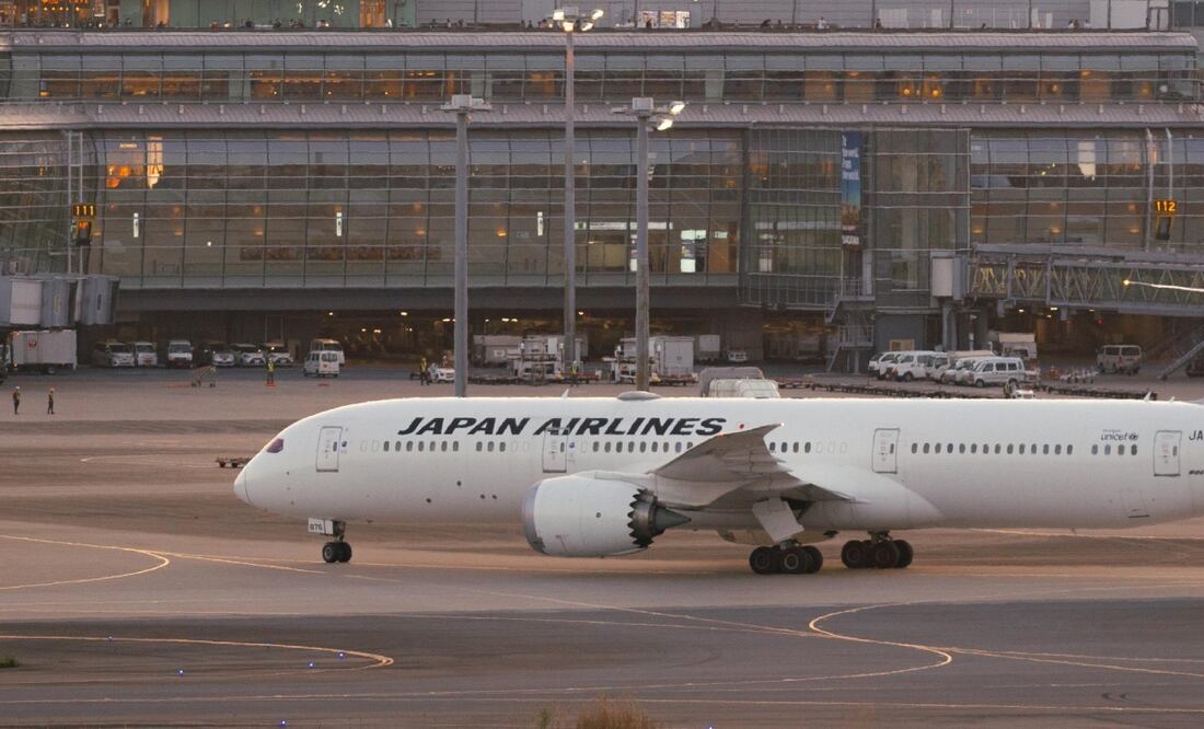 Japan Airlines (JAL) sufrió un ciberataque el jueves que causó retrasos en 24 vuelos nacionales y suspendió temporalmente la venta de boletos, afectando a pasajeros en plena temporada navideña. (26/12/24) Foto: X JAPAN AIRLINES (@JAL_Official_jp)