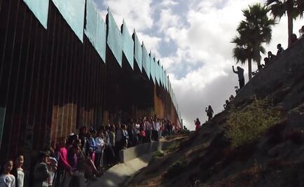Niños cantan en muro fronterizo; guardan minuto de silencio por víctimas de sismo