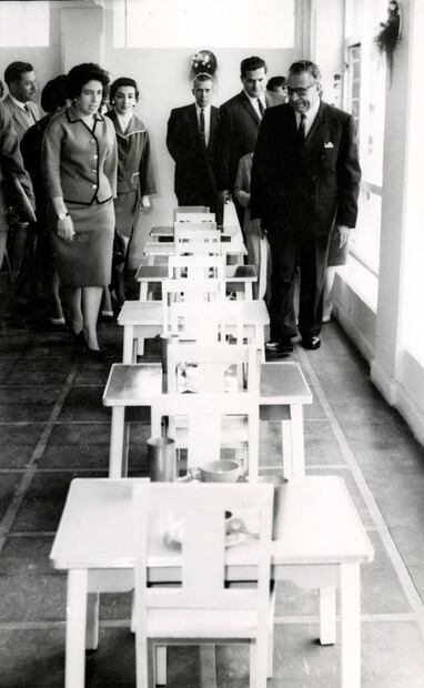 El secretario de Educación en un recorrido por el albergue infantil número 16, el 17 de abril de 1962. Foto: Archivo EL UNIVERSAL.